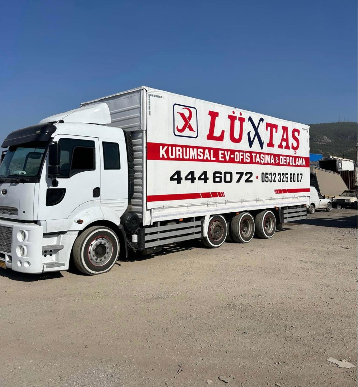 Lüxtaş Nakliyat İzmir evden eve taşımacılık araç ve ekip fotoğrafı